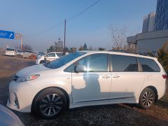 Photo of the vehicle Toyota Sienna