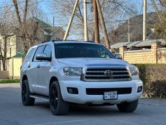 Photo of the vehicle Toyota Sequoia