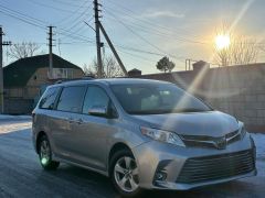 Photo of the vehicle Toyota Sienna