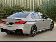 Photo of the vehicle BMW M5