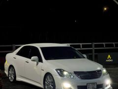 Photo of the vehicle Toyota Crown