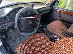 Сүрөт унаа Mercedes-Benz W124