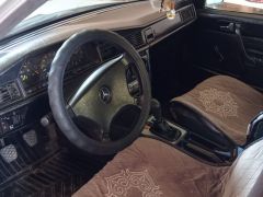 Photo of the vehicle Mercedes-Benz 190 (W201)