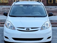 Photo of the vehicle Toyota Sienna