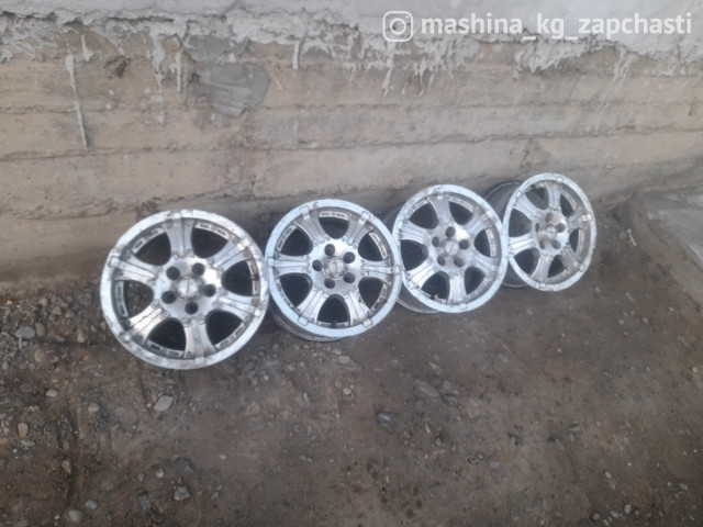 Wheel rims - Продается диски бу титановый цена 7 тысяч торг есть;адрес село монок