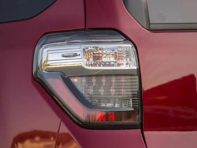 Фото Toyota 4Runner V Restyling #15