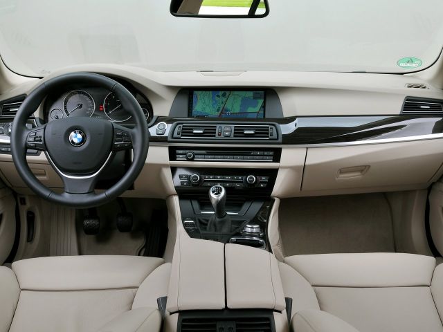 Фото BMW 5 серия VI (F10/F11/F07) #11