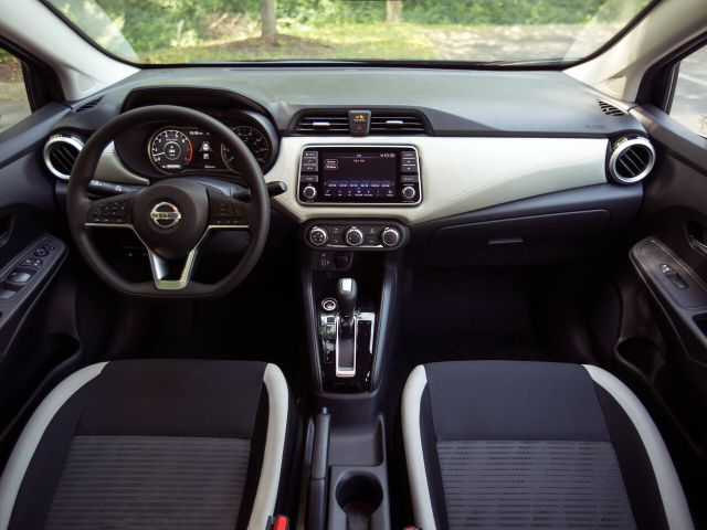 Фото Nissan Versa III #6