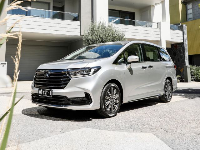 Фото Honda Odyssey V Restyling 2 #1