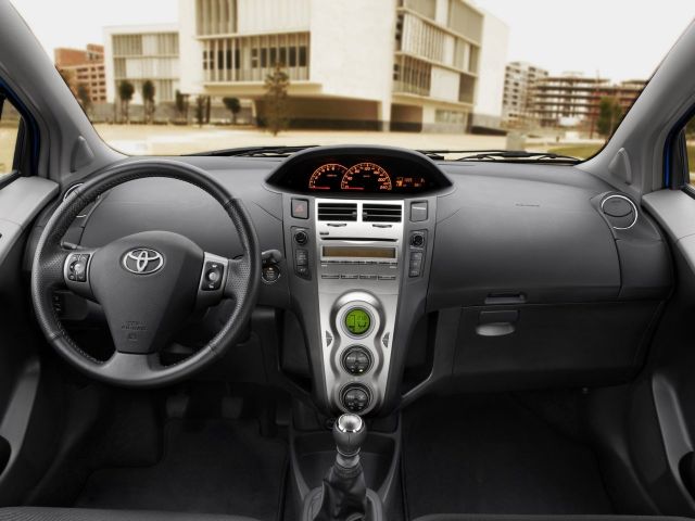 Фото Toyota Yaris II Рестайлинг #6