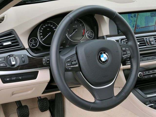 Фото BMW 5 серии VI (F10/F11/F07) #10