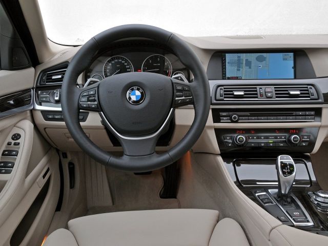 Фото BMW 5 серии VI (F10/F11/F07) #12