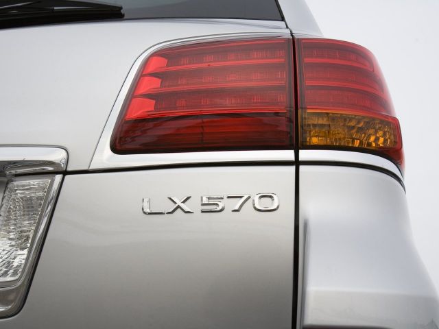 Фото Lexus LX III #13