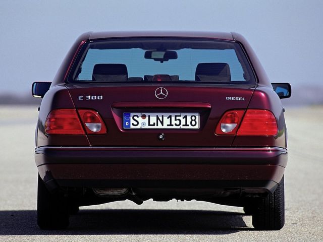 Фото Mercedes-Benz E-Класс II (W210, S210) #12
