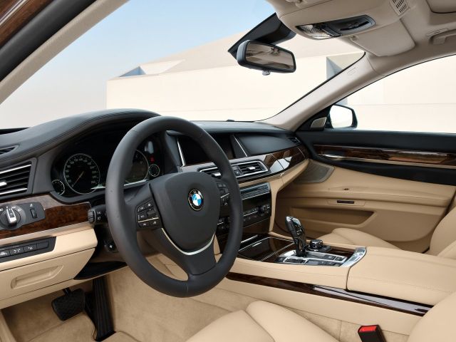 Фото BMW 7 Series V (F01/F02/F04) Restyling #6
