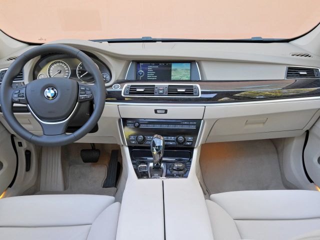 Фото BMW 5 серия VI (F10/F11/F07) #12