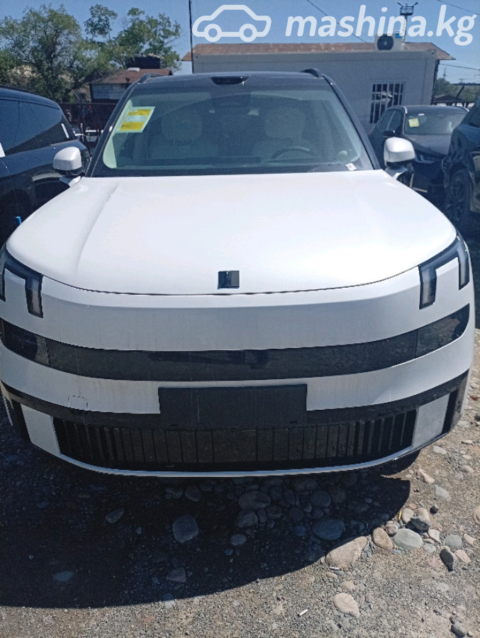 Lynk & Co 900