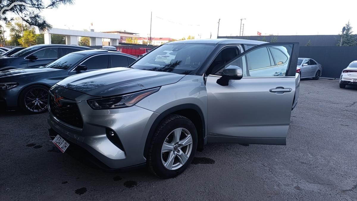 Toyota Highlander IV (U70)
